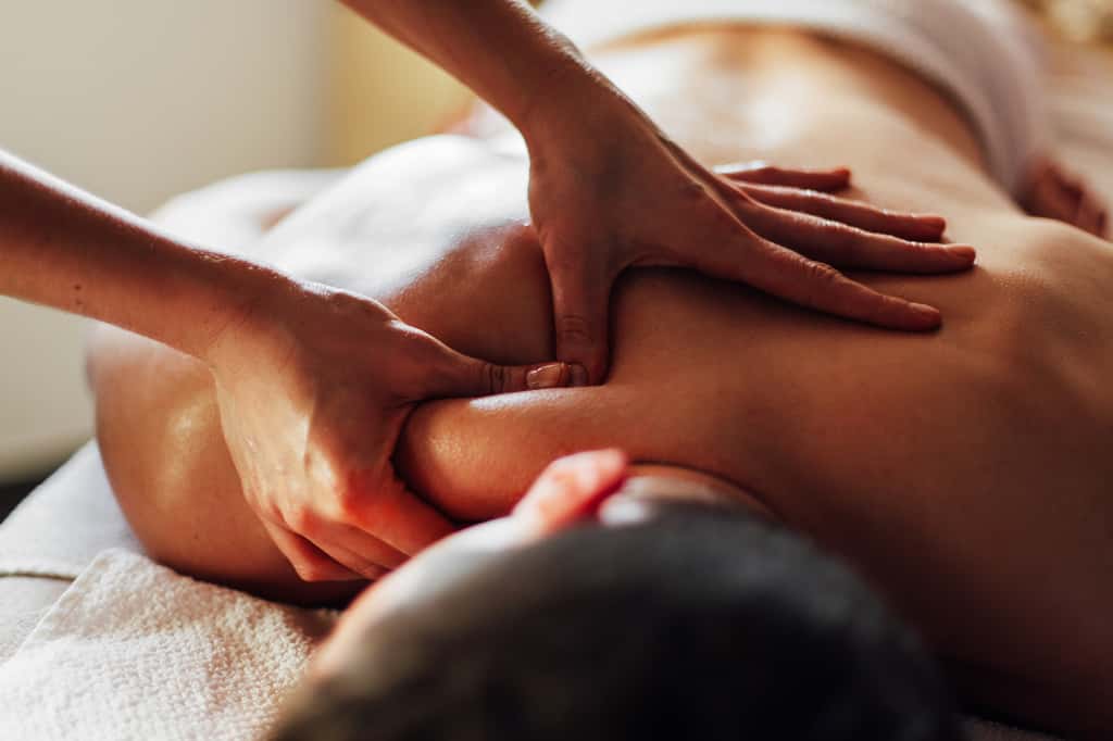Se préparer physiquement et mentalement avant une séance de massage permet d'en retirer tous les bénéfices. © Baranq, Adobe Stock