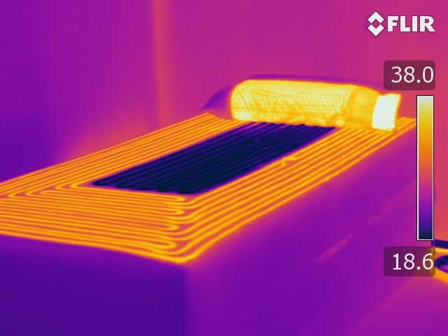 Photo prise avec une caméra thermique qui montre les zones chaudes et froides de ce matelas qui favorise l’endormissement. © Université de Texas à Austin