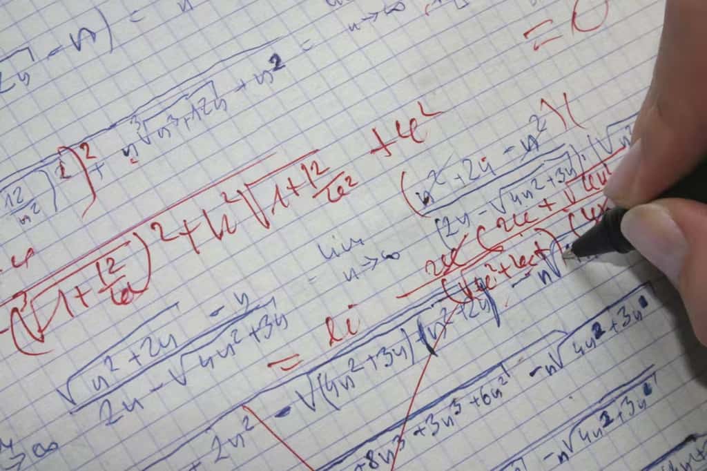 La prise de notes manuscrite reste plus fréquente dans les disciplines scientifiques, quand il s’agit par exemple d’écrire des équations. © Kmit, Adobe Stock