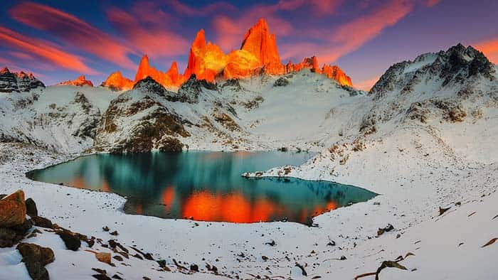 Un splendide coucher de soleil sur un lac de montagne en Patagonie. © Marcio Cabral