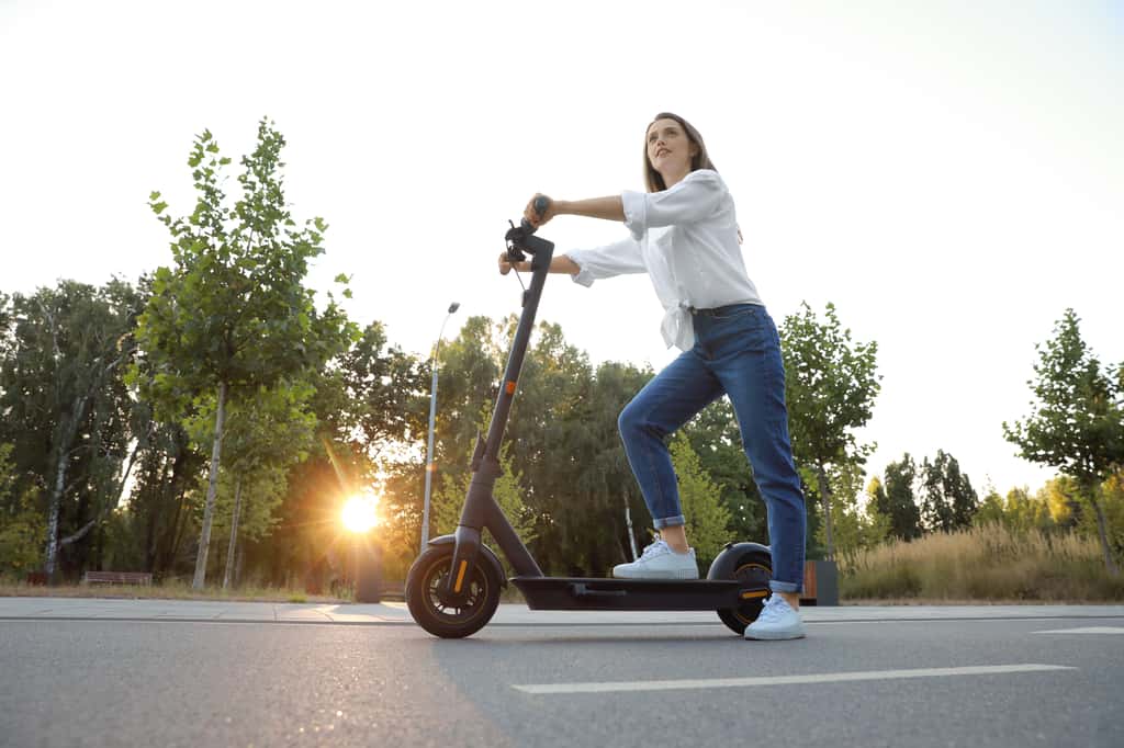 Alliez performance et accessibilité en optant pour une trottinette électrique à moins de 500 € © New Africa, Adobe Stock