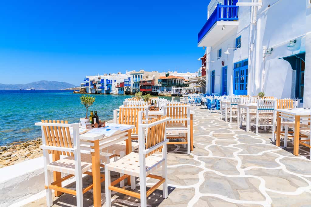 Mykonos est une île de la mer Égée au cœur des Cyclades qui attirent de nombreux touristes. © pkazmierczak, Adobe Stock