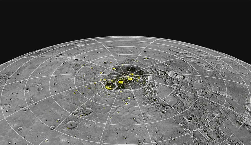 Sur cette photo d'un pôle de Mercure, on a représenté en jaune les zones où le radiotélescope d'Arecibo avait détecté des signatures de la présence de glace. La sonde Messenger en a apporté de nouvelles preuves. © Nasa, <em>Johns Hopkins University Applied Physics Laboratory, Carnegie Institution of Washington</em>