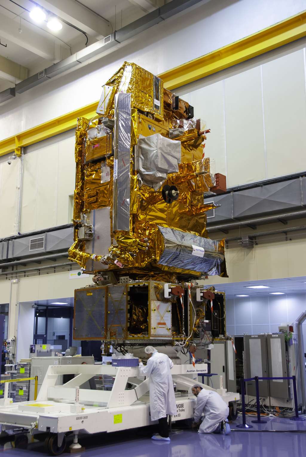 Le satellite Metop-B, lancé en septembre 2012. Il est ici vu en phase finale d'intégration dans l'usine toulousaine d'Astrium (novembre 2011). © Remy Decourt