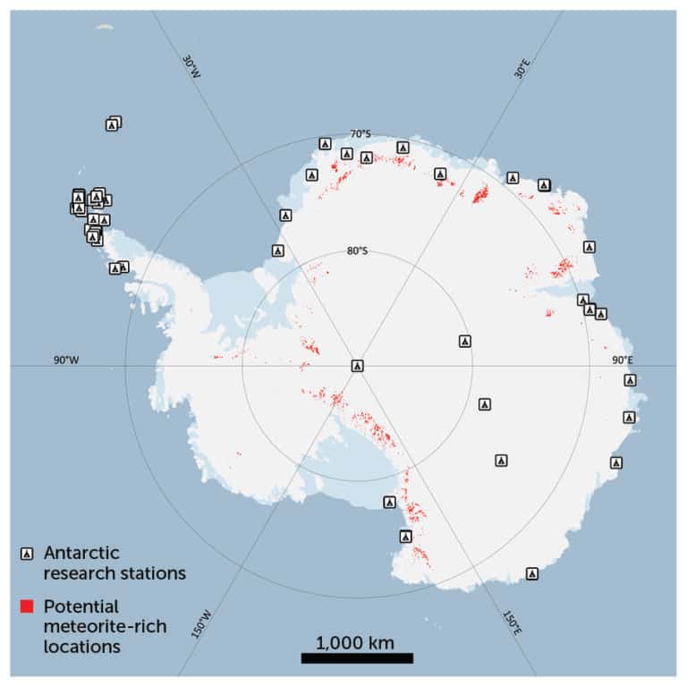 Voici, en rouge, les plus de 600 locations déterminées par l'IA où devraient se concentrer des météorites. Les stations de recherche en Antarctique sont aussi indiquées. © Veronica Tollenaar