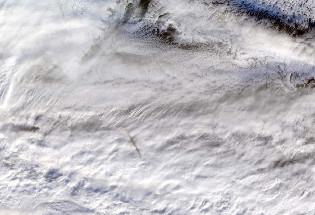 Le spectroradiomètre MODIS embarqué sur le satellite Terra de la Nasa a vu à 23 h 50 GMT la traînée de fumée laissée par le passage de la météorite qui s'est désintégrée au-dessus de la mer de Béring le 18 décembre 2018. © Nasa/GSFC