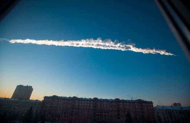 L'explosion surprise d'une météorite au-dessus de la ville russe de Tcheliabinsk en février dernier a mis en évidence la vulnérabilité de la Terre. D'où la nécessité de recenser le plus possible d'objets orbitant près de notre planète. © Yekaterina Pustynnikova, AP, Sipa