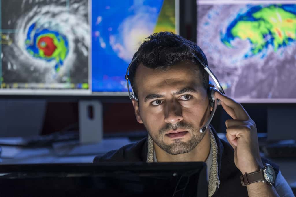 Le météorologue surveille sur ses écrans d’ordinateurs les mouvements atmosphériques afin de pouvoir transmettre des prévisions météorologiques. © Burlingham, Fotolia.
