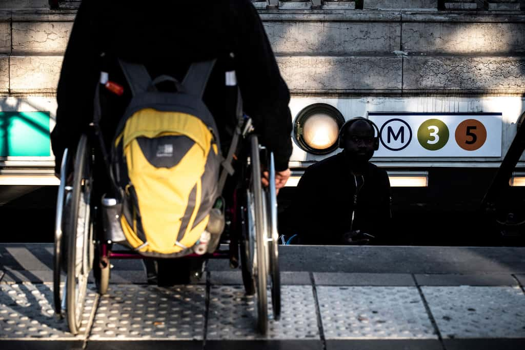  Trop peu de stations de métro sont accessibles aux personnes porteuses de handicap. © Philippe LOPEZ, AFP