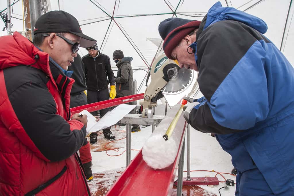 Les deux microbiologistes de l'université de l'Ohio durant l'inspection d'une carotte de glace prélevée en 2015 du glacier de Guliya. © Lonnie Thompson
