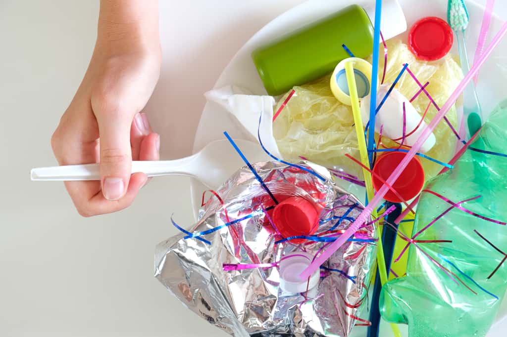 Le plastique en contact des aliments contamine parfois ce que nous mangeons. © Photoboyko, Adobe Stock