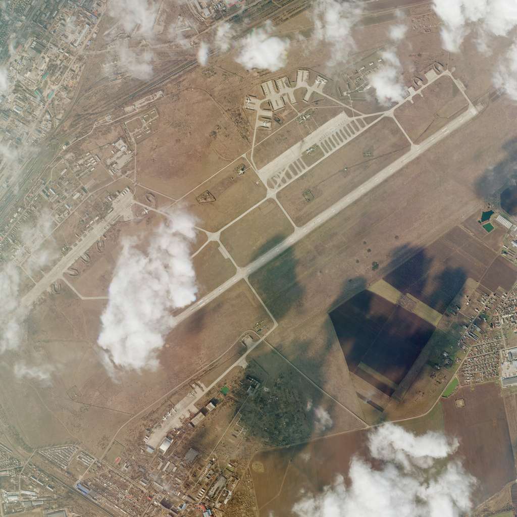 Champ large de la base aérienne de Mykolaïv située en Ukraine. © 2022 Planet Labs PBC