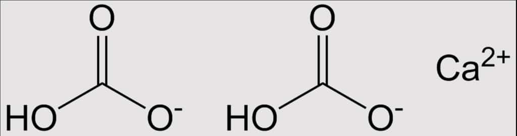 Molécule de bicarbonate de calcium en solution. Les ions bicarbonates sont indiqués avec le titre alcalimétrique complet. © Epop, <em>Wikimedia Commons</em>, domaine public