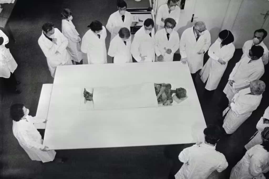 Installée dans un laboratoire du musée de l’Homme, à Paris (ici le 12 novembre 1976, en présence d’Alice Saunier Séité, secrétaire d’État aux Universités), la momie de Ramsès va passer une batterie de tests avant d’être stérilisée pour maîtriser l’infection fongique dont elle est victime. © AFP