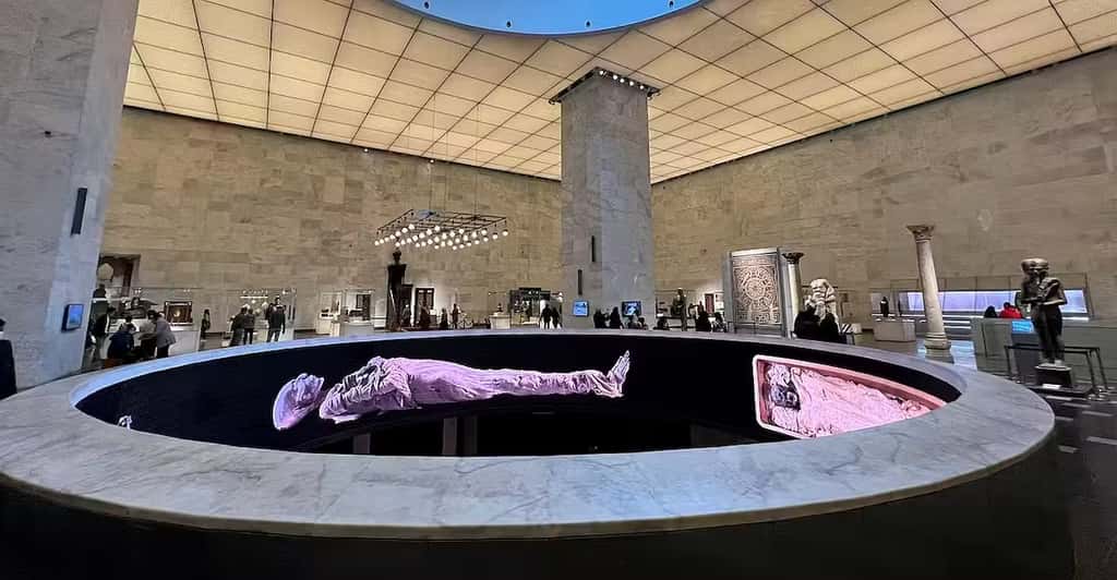 La momie de Ramsès est désormais exposée au <em>National Museum of Egyptian Civilization</em>, dans un espace dédié qu’elle partage avec les autres momies pharaoniques. © Onceinawhile,<em> National Museum of Egyptian Civilization</em>, CC by-sa