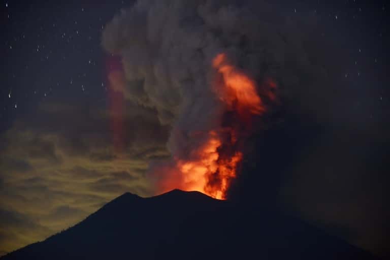 Le mont Agung en éruption à Bali, en Indonésie, le 28 novembre 2017. © SONNY TUMBELAKA, AFP