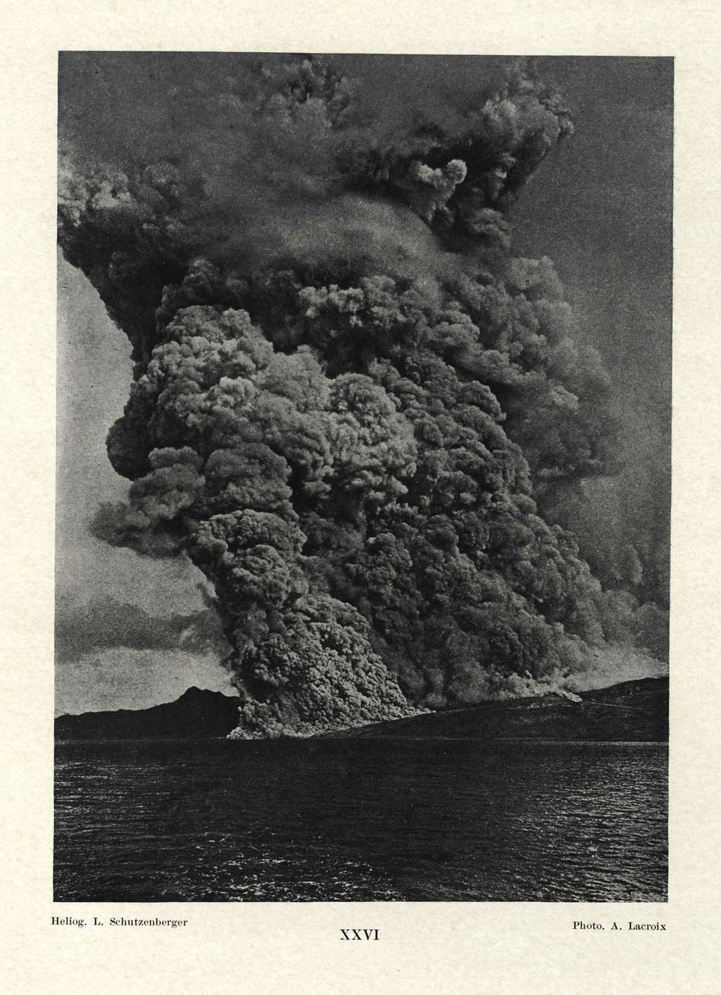 Le nuage noir d'une coulée pyroclastique le 16 décembre 1902, lors d'une éruption volcanique de la montagne Pelée en Martinique. © A. Lacroix (1863-1948), <em>Wikimedia Commons</em>, CC by 3.0 