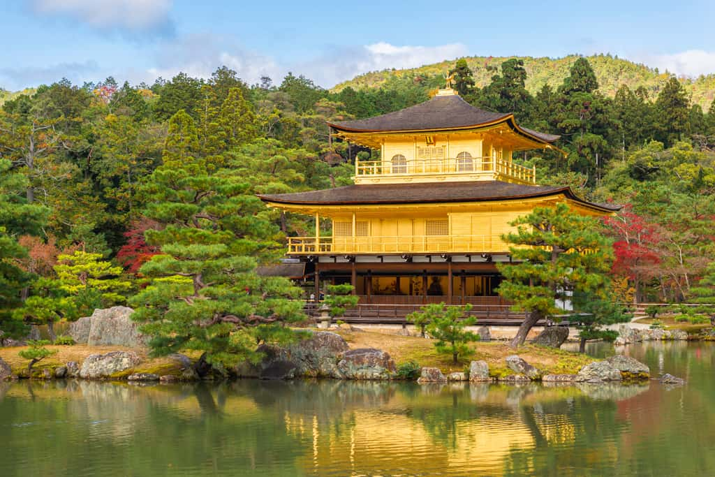 Le Pavillon d'Or et ses trois styles d'architecture japonaise, plongés dans une nature zen. © iamdoctoregg, Adobe Stock