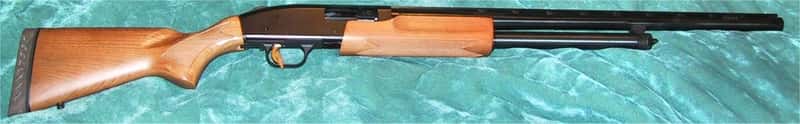  Un exemple de fusil à pompe Mossberg 500. Cette arme est prisée aux États-Unis, notamment pour son bon rapport qualité/prix. Même la police en est équipée. © Fluzwup, Wikipédia, cc by sa 3.0