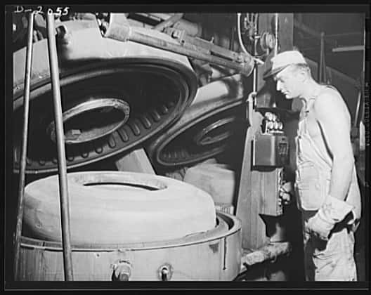 Ouvrier opérant un moule de vulcanisation automatique dans une usine Firestone en 1941. © Alfred T. Palmer, <em>Wikimedia Commons</em>, domaine public
