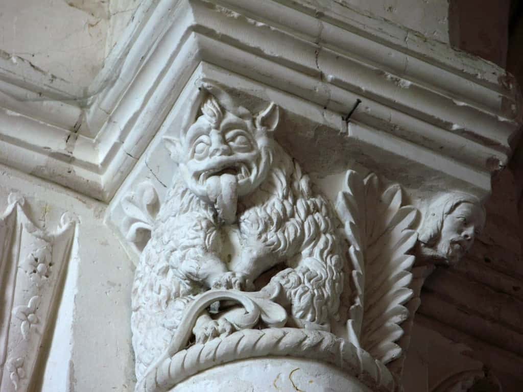  L'astragale est une petite moulure en forme de boudin entre le chapiteau et la colonne. Église de Lucheux (Somme, France). © Markus3 (Marc ROUSSEL), CC BY-SA 3.0, <em>Wikimedia Commons</em>