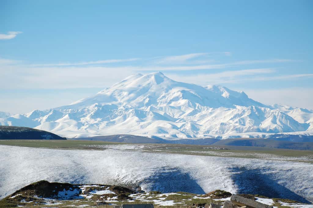  Le mont Elbrouz est situé dans le nord du Caucase, en Russie, point culminant de la chaîne de montagnes du pays, avec 5 643 mètres d'altitude. © JukoFF, Domaine public, <em>Wikimedia Commons</em>