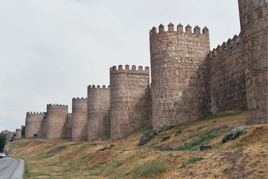 La muraille d'Ávila est une enceinte militaire romane qui entoure le noyau ancien de la cité d'Ávila, en Espagne .© Pélayo2, CC BY-SA 3.0, <em>Wikimedia Commons</em>