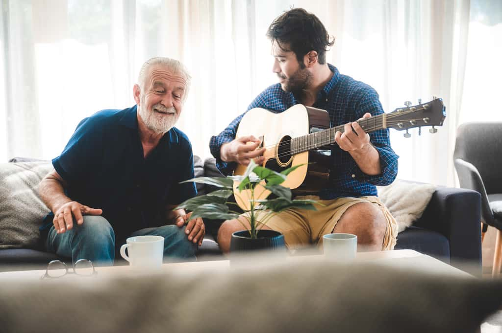 Selon l'étude réalisée par des chercheurs canadiens, les souvenirs musicaux semblent mieux résister au vieillissement cérébral que les autres. © Chokniti, Adobe Stock