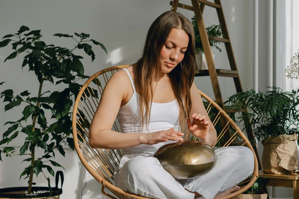 Jouer du tongue drum, un plaisir musical pour tous les âges. © Mikhail Nilov, Pexels