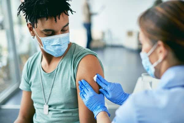 Dans cet essai de phase I, le vaccin a été injecté à des volontaires sains. © Shutterstock