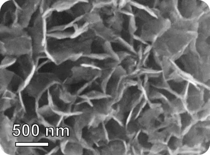 Les nanoflocons à base d'oxyde d'indium (In<sub>2</sub>O<sub>3</sub>) contenus dans les capteurs sont très prometteurs en ce qui concerne la détection du cancer du poumon. © <em>ACS Sensors</em>