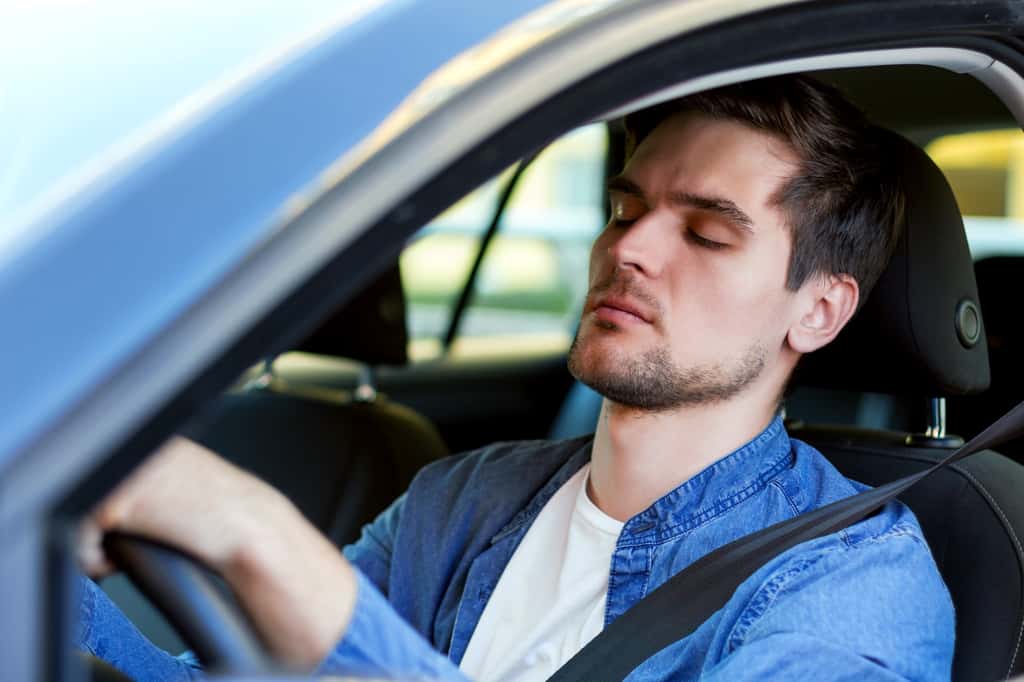 Dans certains pays, les personnes narcoleptiques, incapables de maintenir un état de veille, ont l'interdiction de conduire. © Monstar Studio, Adobe Stock