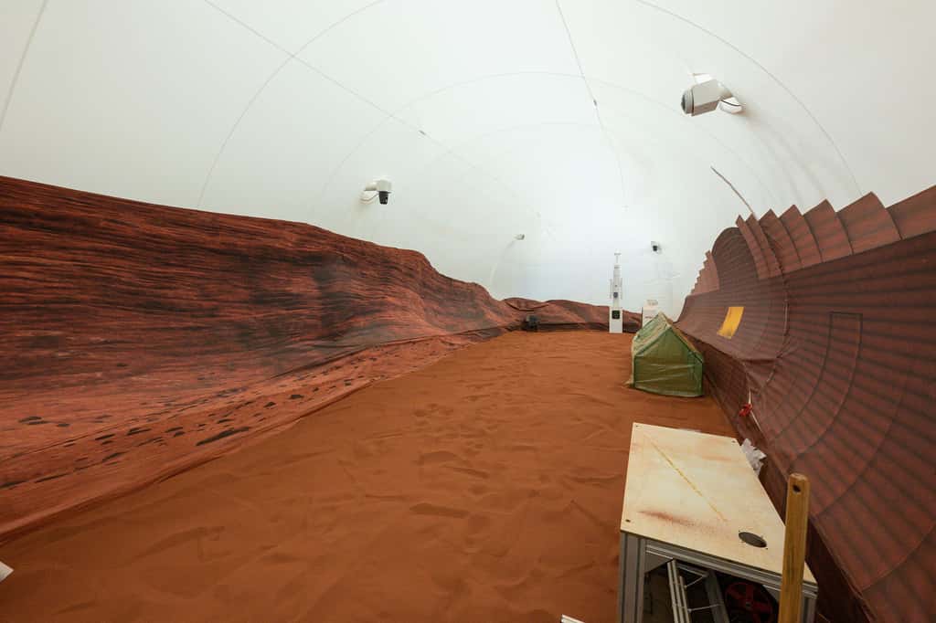 La Nasa a prévu une zone recouverte de sable rouge d'environ 110 m<sup>2</sup> pour simuler le paysage martien. © Nasa