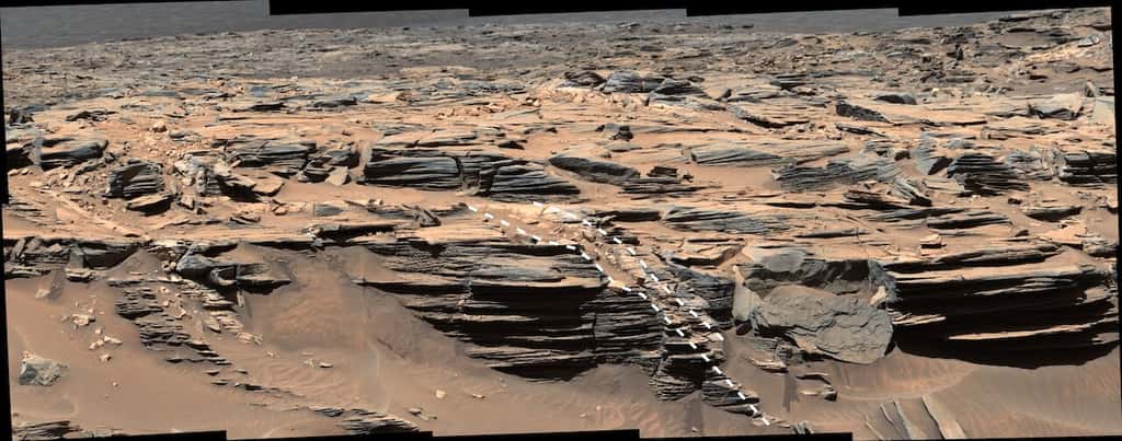 Des halos de fracture de couleur claire, tels qu'on les voit traverser le substratum rocheux, s'étendent dans le sous-sol. Ces réseaux de fractures auraient servi de refuge contre les conditions de surface difficiles dans une période moderne sur Mars. © Malin Space Science Systems, Nasa, JPL-Caltech