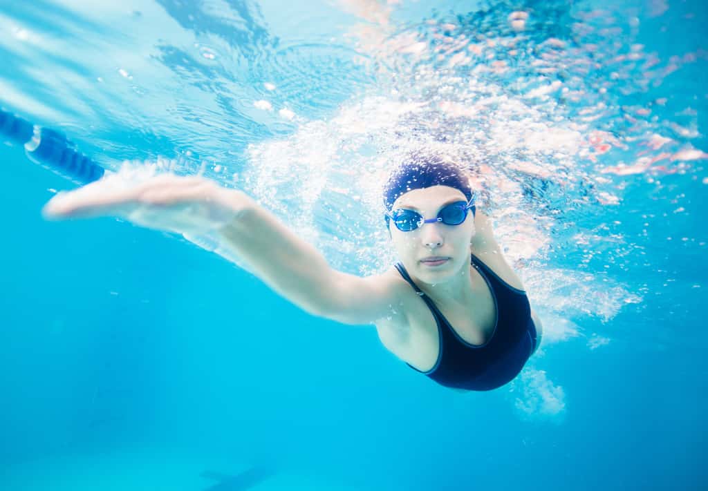 La natation est un sport conseillé car votre organisme est porté. © Ermolaev Alexandr, fotolia