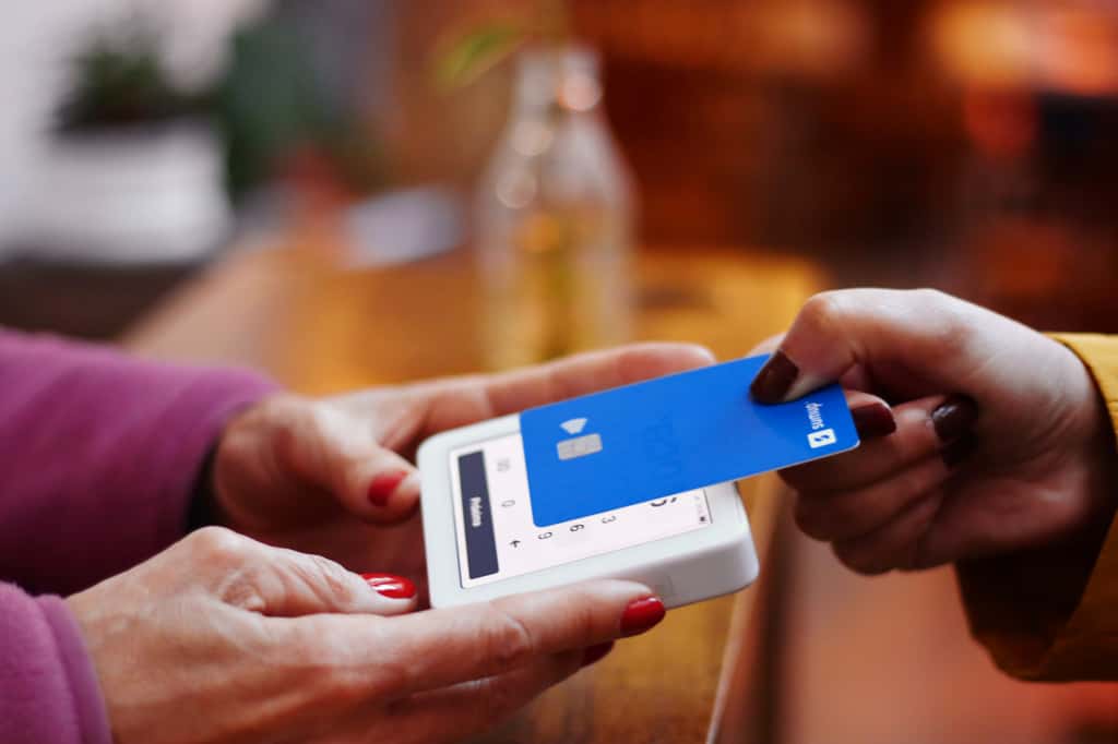 Est-ce possible de réduire l'empreinte carbone des cartes bancaires ? © Nathana Rebouças, Unsplash