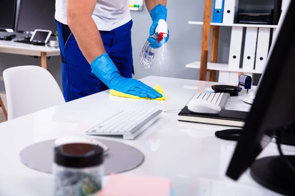 Le nettoyage des bureaux, un poste à ne pas négliger pour le bien-être des employés, la productivité et l'image de l'entreprise. © Andrey Popov, Adobe Stock