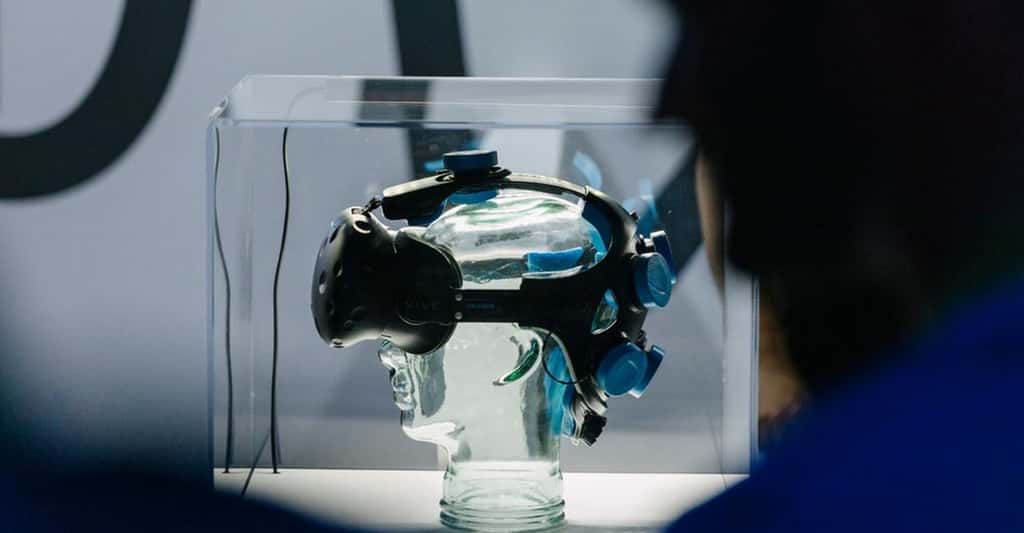 Neurable a modifié un casque de réalité virtuelle HTC Vive pour y ajouter sept électrodes. Le système peut être adapté à d’autres modèles précise l’entreprise. © Neurable