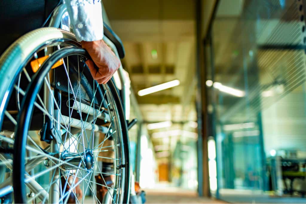 Des scientifiques suisses ont découvert les neurones qui restaurent la marche chez des personnes handicapées après un accident. © ljubaphoto, iStock