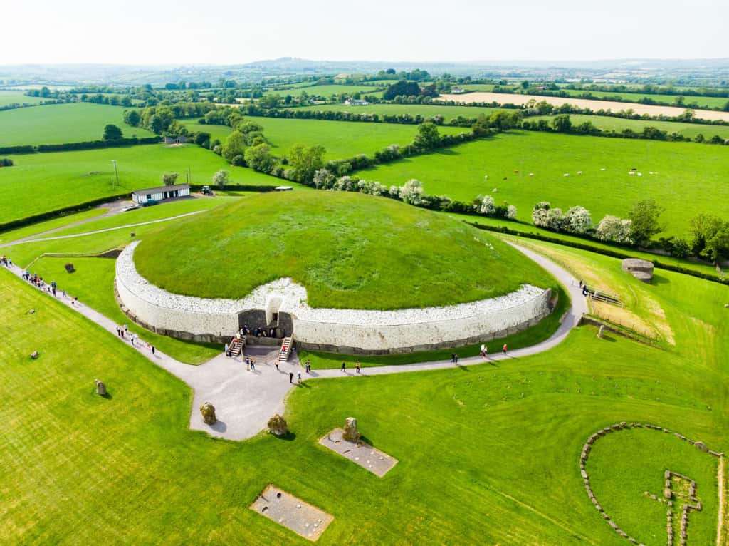 Le tumulus de Newgrange, un des sites archéologiques les plus connus d'Irlande. © MN Studio, Adobe Stock
