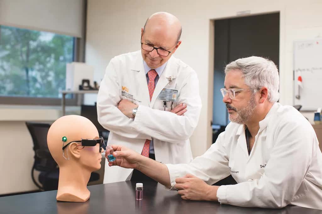 Les deux scientifiques devant leur prototype de nez bionique. © DEAUDREA 'SHA' AGUADO, <em>IEEE Spectrum</em>