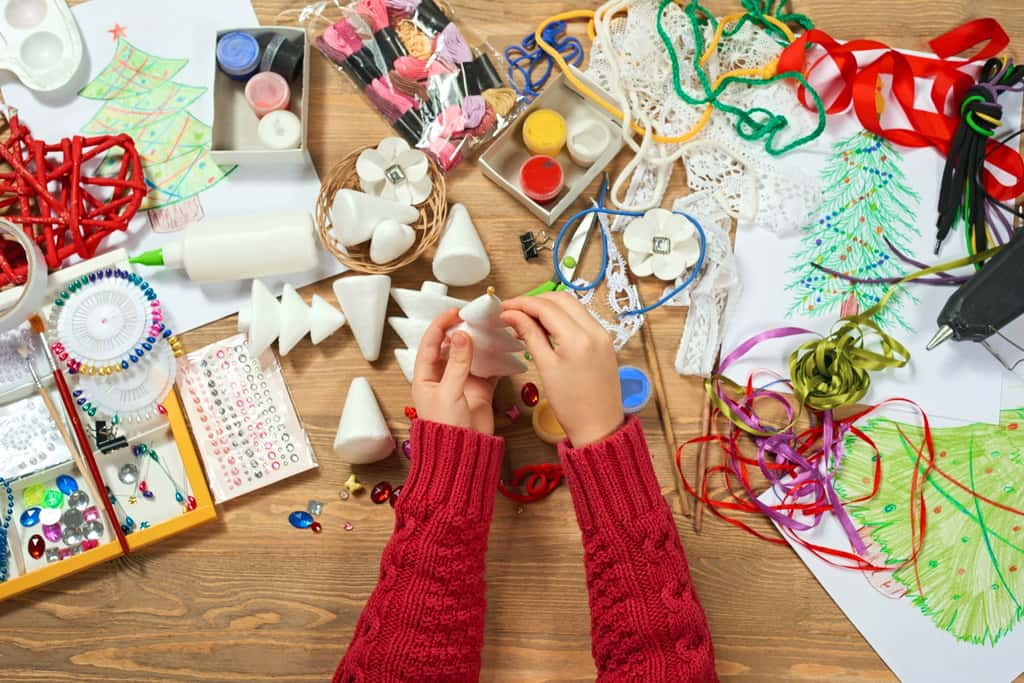 Tenez compte des avertissements de sécurité sur l'emballage et choisissez des jouets adaptés à l'âge des enfants. © Soleg, Adobe Stock