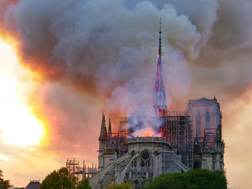 La flèche de Notre Dame construite par Viollet-le-Duc en feu le 15 avril 2019. © Yann Vernerie, Adobe Stock