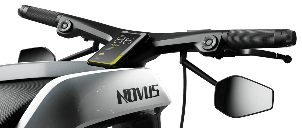 Le cockpit de la Novus est muni d’un écran Led, mais le conducteur peut également utiliser son smartphone. © Novus