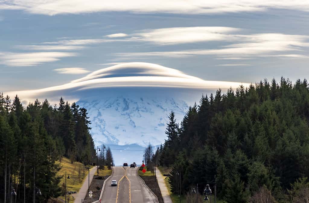 Nuage lenticulaire coiffant un sommet montagneux. © Nathaniel Gonzales, Adobe Stock