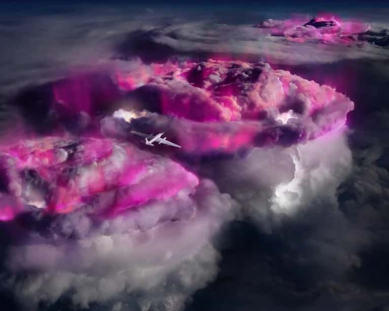 Illustration d'un avion volant au-dessus des nuages ​​orageux pour surveiller les lueurs gamma, colorée en violet. © L'équipe ALOFT/Mount Visual, CC BY 4.0