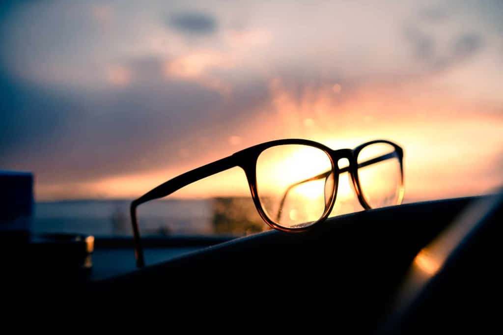 Les lunettes peuvent avoir un effet loupe si le soleil donne directement dessus et longtemps ! © James, Adobe Stock
