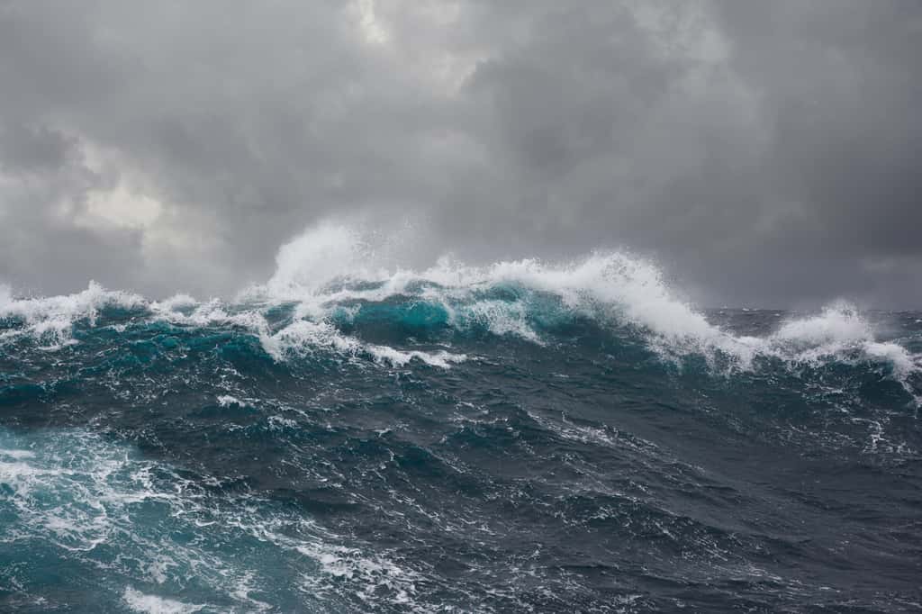  « <em>Un océan plus chaud entraîne une atmosphère plus chaude et plus humide, avec une météo plus imprévisible</em> ». © Andrej Pol, Adobe Stock