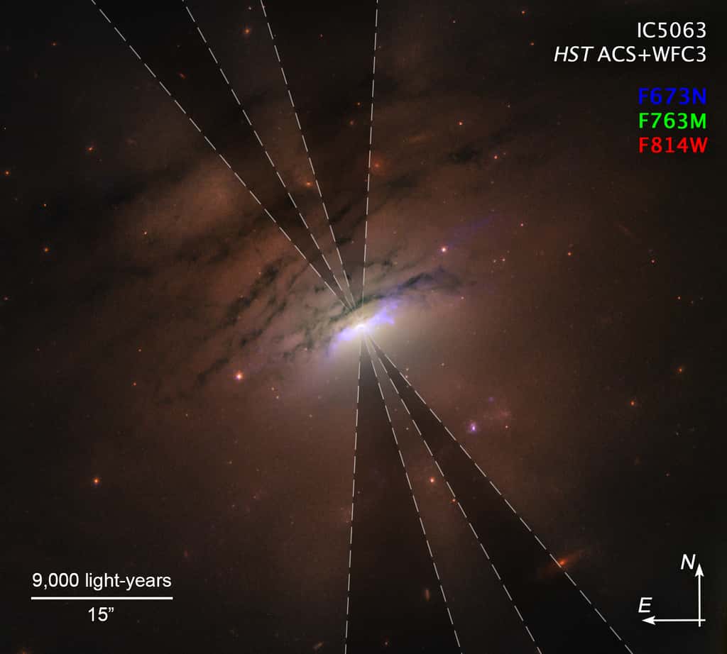 Sur ce schéma, les rayons crépusculaires, en l'occurrence, les ombres du tore et du disque d'accrétion de IC 5063 sont plus claires et les distances en années-lumière (<em>light-years</em>) donnent l'échelle.© Nasa, ESA, STScI and W.P. Maksym (CfA). <a title="Peter Maksym" href="https://hea-www.harvard.edu/~wmaksym/#top" target="_blank">Peter Maksym</a> s’est spécialisé dans l’étude des trous noirs supermassifs en utilisant une large plage de longueurs d’onde, des rayons X aux ondes radio. Intrigué, il a donc avec ses collègues entrepris d’explorer les données prises dans l’infrarouge proche collectées avec Hubble en mars et novembre 2019.