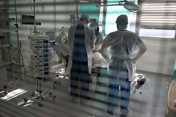 Des soignants s’occupent d’un patient infecté par la Covid-19, au sein du service de réanimation de l’hôpital de la Timone, à Marseille, le 5 janvier 2022. © Nicolas Tucat, AFP